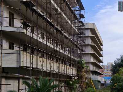 Persino i ponteggi metallici, seppur deteriorati dal tempo, non mostrano segni di cedimento